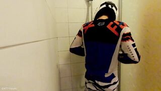 18 years Old boy take a shower in MX gear and jerk off - 3 image