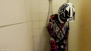 18 years Old boy take a shower in MX gear and jerk off - 4 image