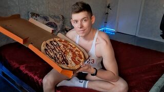 Wild food porn fantasies. I eat my pizza with cum - 1 image