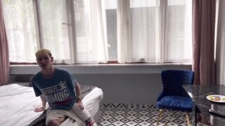 Gay guy called the receptionist to persuade him to have sex - 2 image