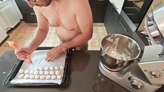 Cicci77 picks up the last cumshot and produces its first batch of "all sperm" meringues 47%