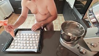 Cicci77 picks up the last cumshot and produces its first batch of "all sperm" meringues 47% - 15 image