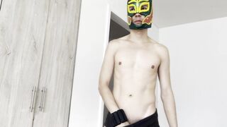 Latin gay guy models his mask and makes a spectacular show - 9 image