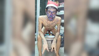 Ordered a Slave to Take off His Clothes and Fly a Kite, Showing off a Pen to Draw Clown Characters.