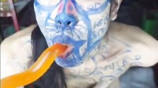 Ordered a Slave to Take off His Clothes and Fly a Kite, Showing off a Pen to Draw Clown Characters.