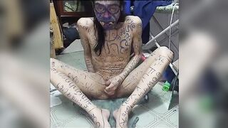 Ordered a Slave to Take off His Clothes and Fly a Kite, Showing off a Pen to Draw Clown Characters.