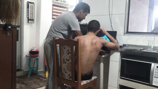 TWINK NERD RECEIVES THE INTERNET TECHNICIAN AT HOME AND HAS SEX WITH THE WORKER