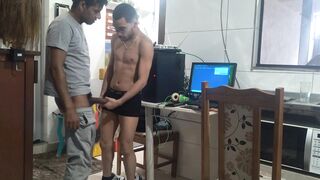 TWINK NERD RECEIVES THE INTERNET TECHNICIAN AT HOME AND HAS SEX WITH THE WORKER