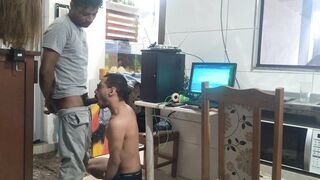 TWINK NERD RECEIVES THE INTERNET TECHNICIAN AT HOME AND HAS SEX WITH THE WORKER