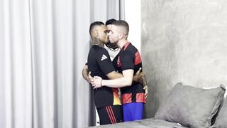 Torcedor's big brown dot is worshipped by Dois Jogadores as they kiss and dirty talk about their first time interracial encounter - 1 image